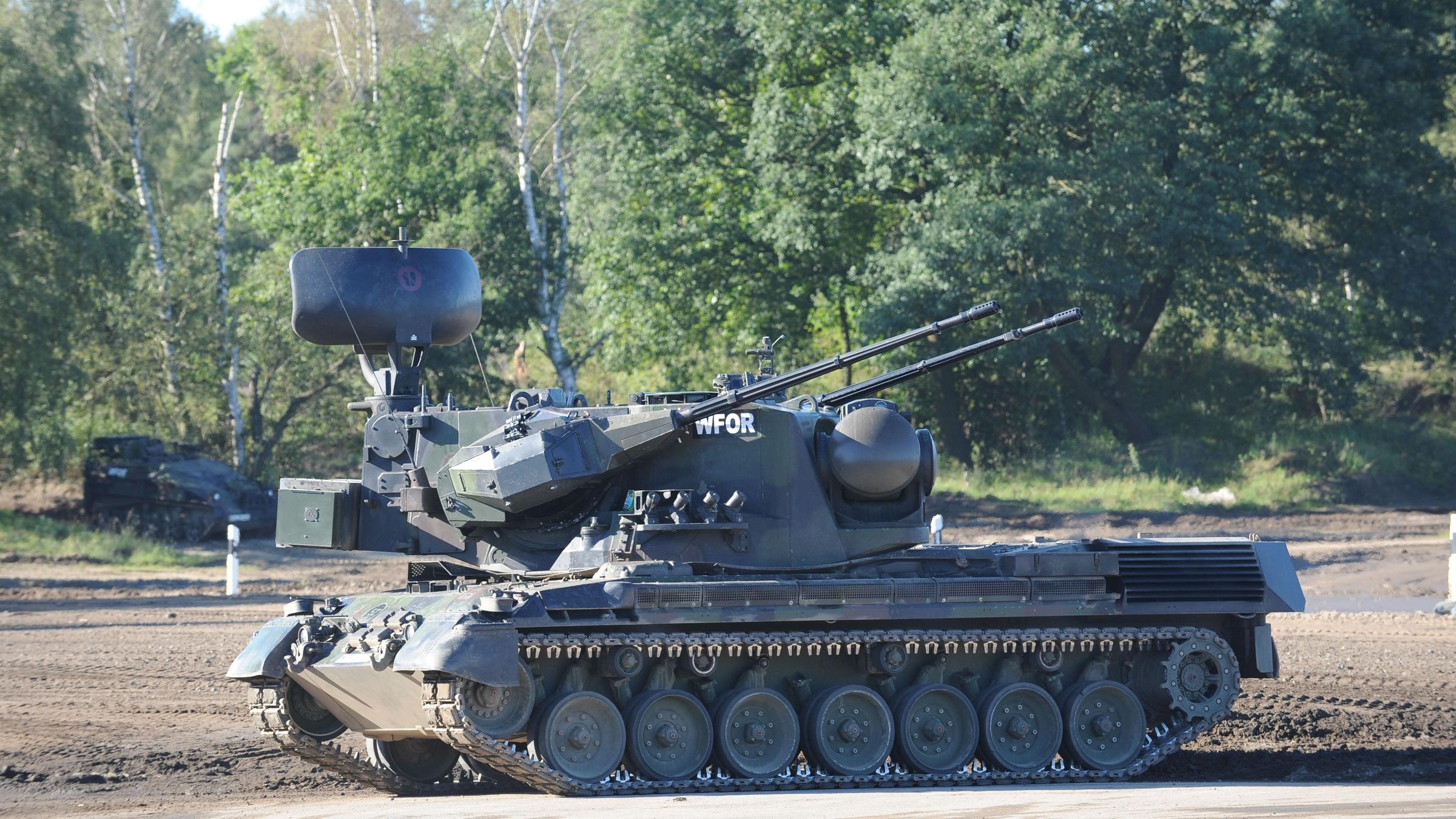 Der Flugabwehrkanonenpanzer Gepard fährt auf dem Truppenübungsplatz bei Bergen.