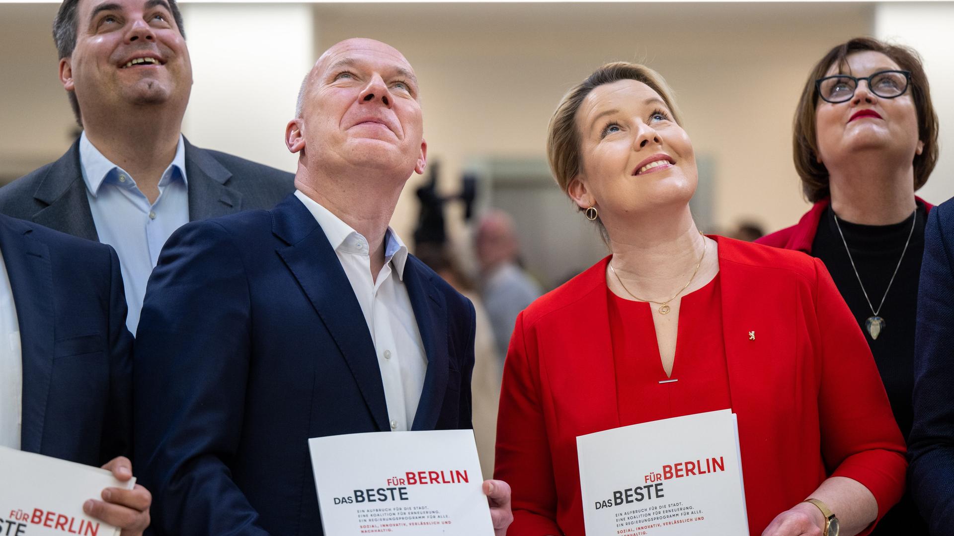 Das Foto zeigt die Berliner Politiker Kai Wegner, Vorsitzender der CDU in Berlin, und Franziska Giffey, SPD und derzeit noch Regierende Bürgermeisterin von Berlin. Sie lächeln und blicken nach oben. Das Foto zeigt die Berliner Politiker Kai Wegner, Vorsitzender der CDU in Berlin, und Franziska Giffey, SPD und derzeit noch Regierende Bürgermeisterin von Berlin. Sie lächeln und blicken nach oben.