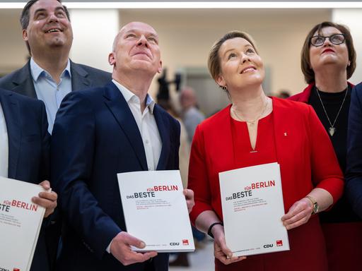 Die Berliner Politiker Kai Wegner, Vorsitzender der CDU in Berlin, und Franziska Giffey, SPD und derzeit noch Regierende Bürgermeisterin von Berlin, präsentieren den Berliner Koalitonsvertrag. Sie lächeln und blicken nach oben.