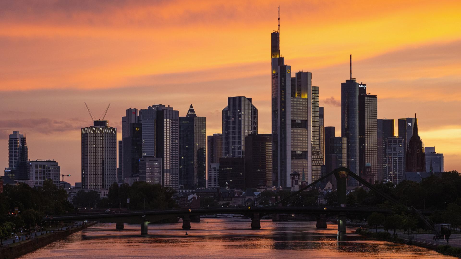 Sonnenuntergang hinter der Frankfurter Skyline