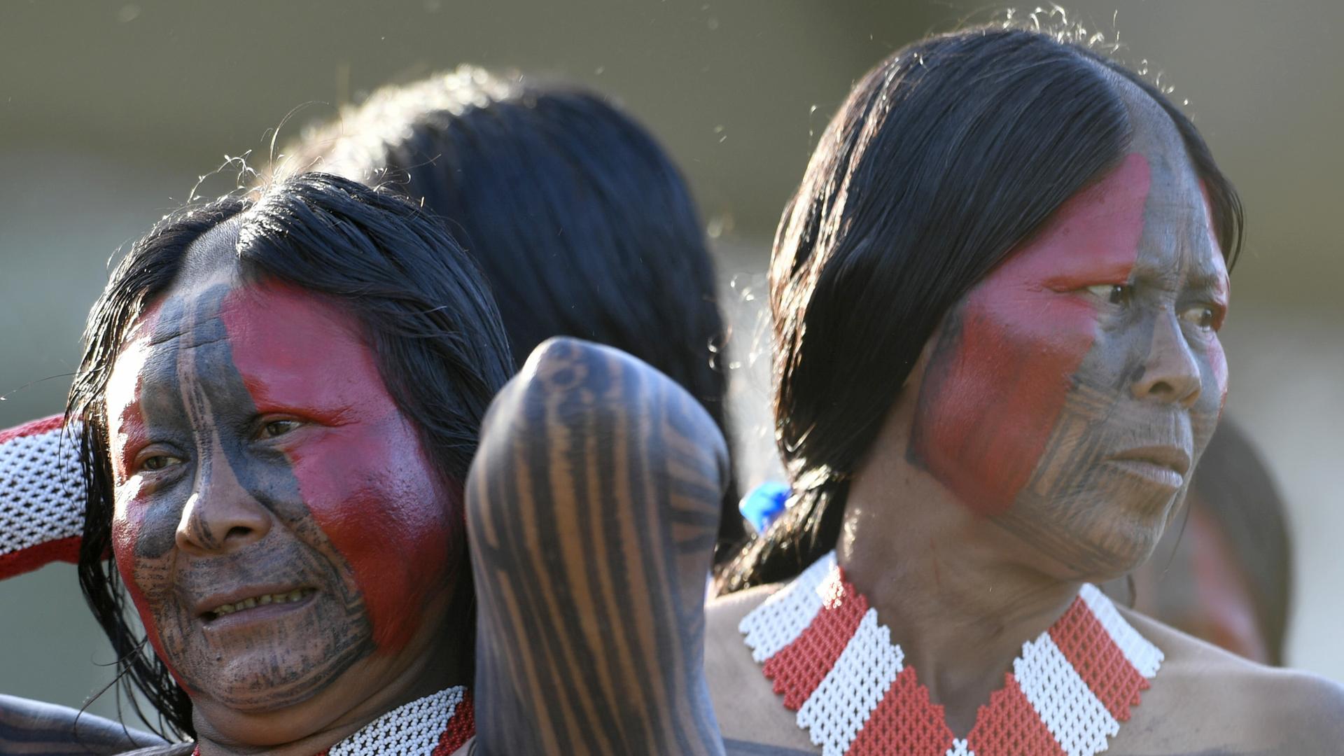 Zwei indigene Menschen aus Brasilien mit ihrem traditionellen Körperschmuck. Zwei indigene Menschen aus Brasilien mit ihrem traditionellen Körperschmuck.