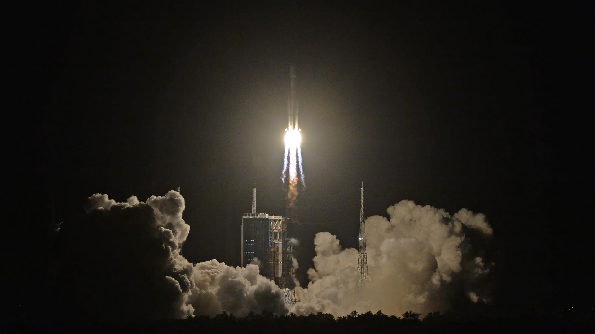 Eine Rakete vom Typ "Langer Marsch" hebt 2016 in China ab. Eine Rakete vom Typ "Langer Marsch" hebt 2016 in China ab.