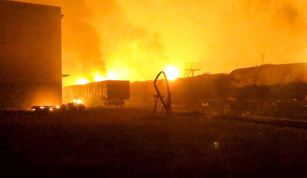 Ein brennendes Öldepot in der Nähe von Donezk in der Ukraine. Ein brennendes Öldepot in der Nähe von Donezk in der Ukraine.