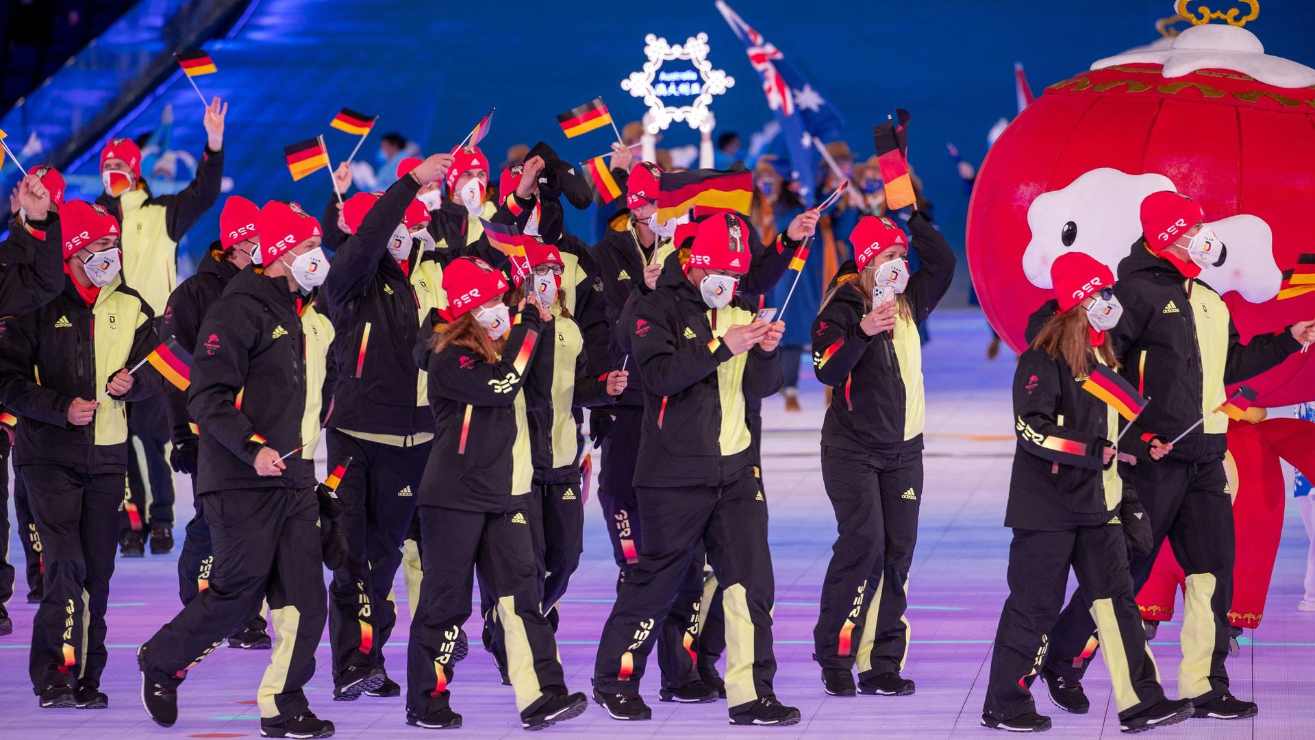 Die Mannschaft aus Deutschland mit den Fahnenträger Anna-Lena Forster (Monoski) und Martin Fleig (Para-Biathlon) zieht bei der Eröffnungs-Feier der Paralympics ins Stadion ein. Die Mannschaft aus Deutschland mit den Fahnenträger Anna-Lena Forster (Monoski) und Martin Fleig (Para-Biathlon) zieht bei der Eröffnungs-Feier der Paralympics ins Stadion ein.