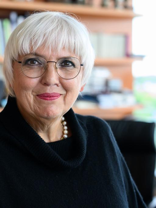 Claudia Roth (Bündnis 90/Die Grünen), Staatsministerin für Kultur und Medien, steht in ihrem Büro im Bundeskanzleramt.