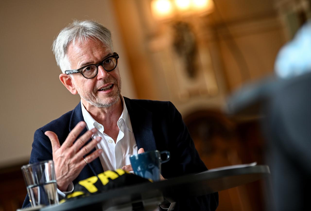 Der Intendant des Berliner Ensembles, Oliver Reese, im dunklen Jackett und weißen Hemd während eines Interviews. Der Intendant des Berliner Ensembles, Oliver Reese, im dunklen Jackett und weißen Hemd während eines Interviews.