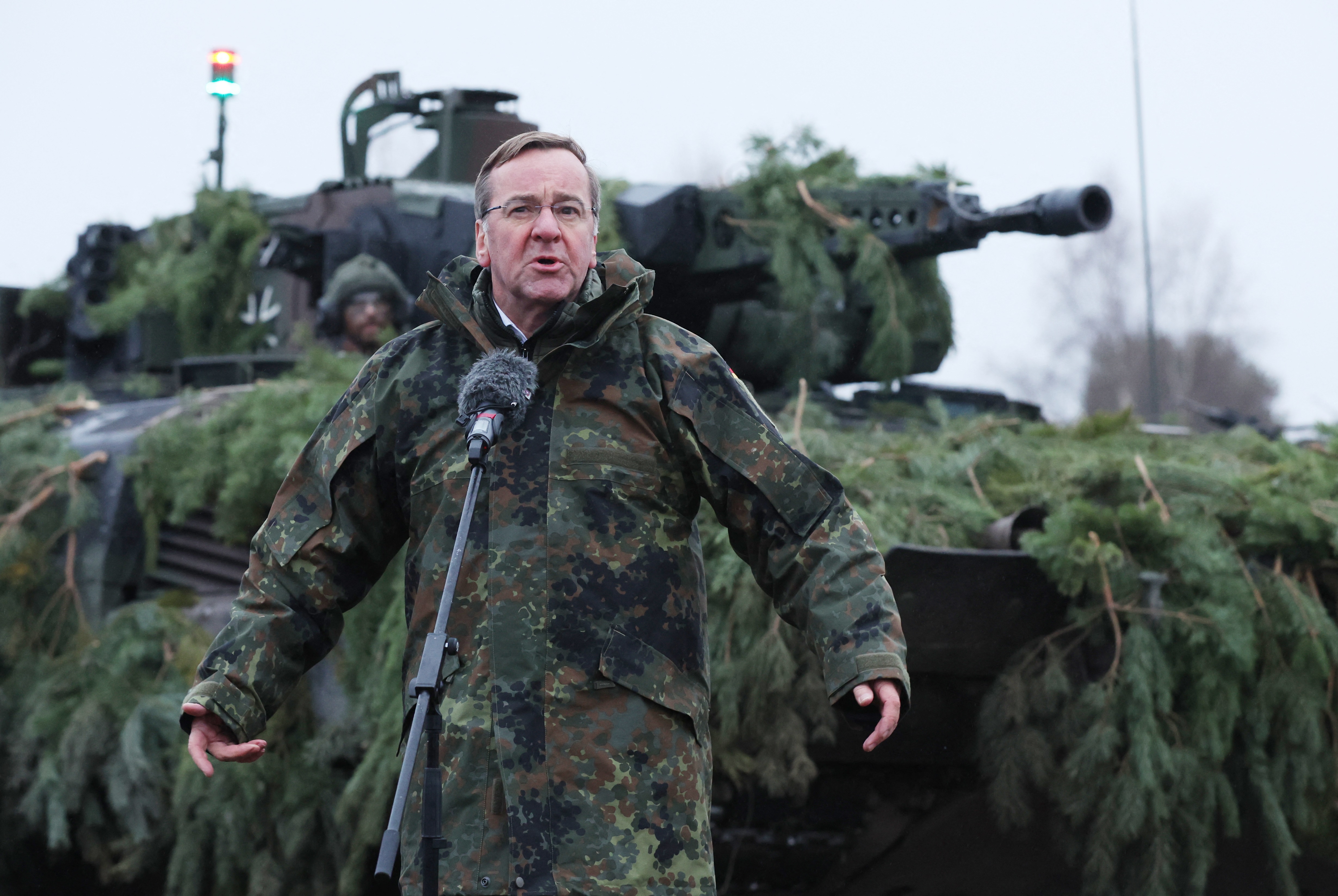 Truppenbesuch - Pistorius sagt Ukraine Lieferung von Leopard-Panzern bis Ende März zu