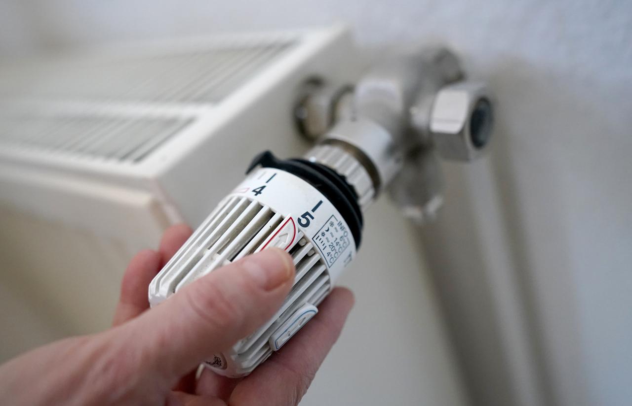 Eine Frau dreht an einem Heizungsthermostat. Die steigenden Energiekosten bereiten vielen Haushalten Sorge. Strom- und Gaspreise sind auch für Verbraucher in den vergangenen Monaten teilweise drastisch erhöht worden. Eine Frau dreht an einem Heizungsthermostat. Die steigenden Energiekosten bereiten vielen Haushalten Sorge. Strom- und Gaspreise sind auch für Verbraucher in den vergangenen Monaten teilweise drastisch erhöht worden.