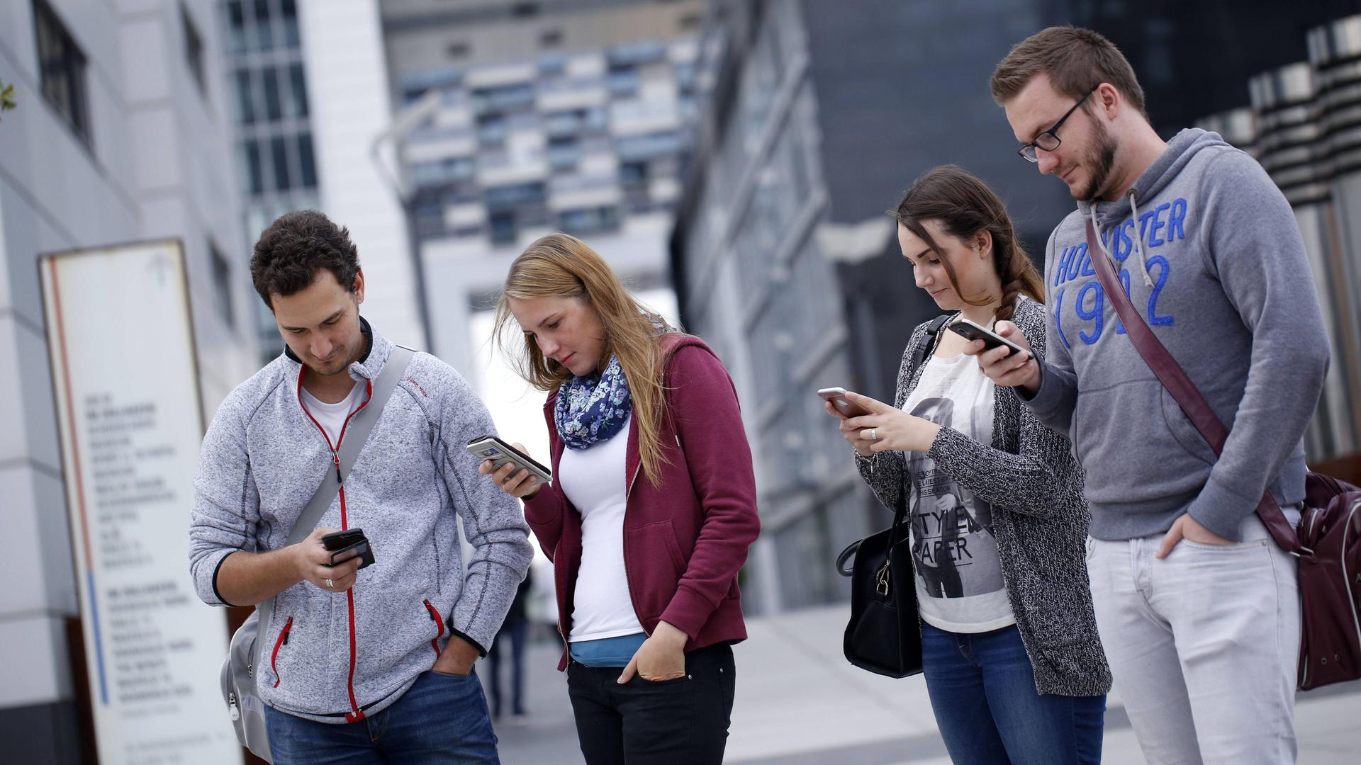 Smartphone-Nutzer im Kölner Rheinauhafen Smartphone-Nutzer im Kölner Rheinauhafen