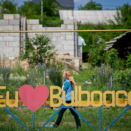 Bulboaca: Eine Frau geht an einem Schild mit der Aufschrift "Ich liebe Bulboaca" vor dem Castel Mimi vorbei.