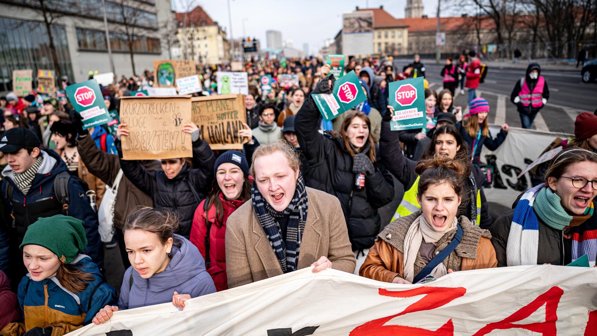 Aktivisten von Fridays for Future ziehen bei einer Demonstration am 10. Februar 2023 mit Transparenten durch Berlin-Mitte. Aktivisten von Fridays for Future ziehen bei einer Demonstration am 10. Februar 2023 mit Transparenten durch Berlin-Mitte.