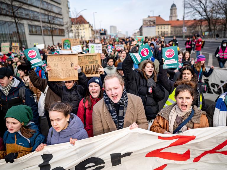 Aktivisten von Fridays for Future ziehen bei einer Demonstration am 10. Februar 2023 mit Transparenten durch Berlin-Mitte.