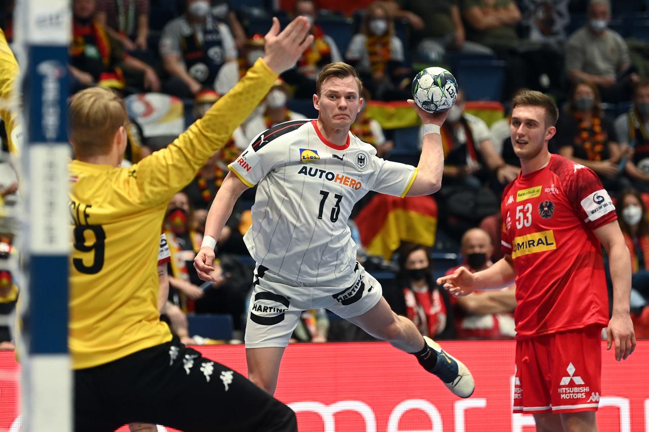 Das Bild zeigt eine Szene aus dem Handball-EM-Spiel  Deutschland gegen Österreich. Timo Kastening wirft auf das Tor. 