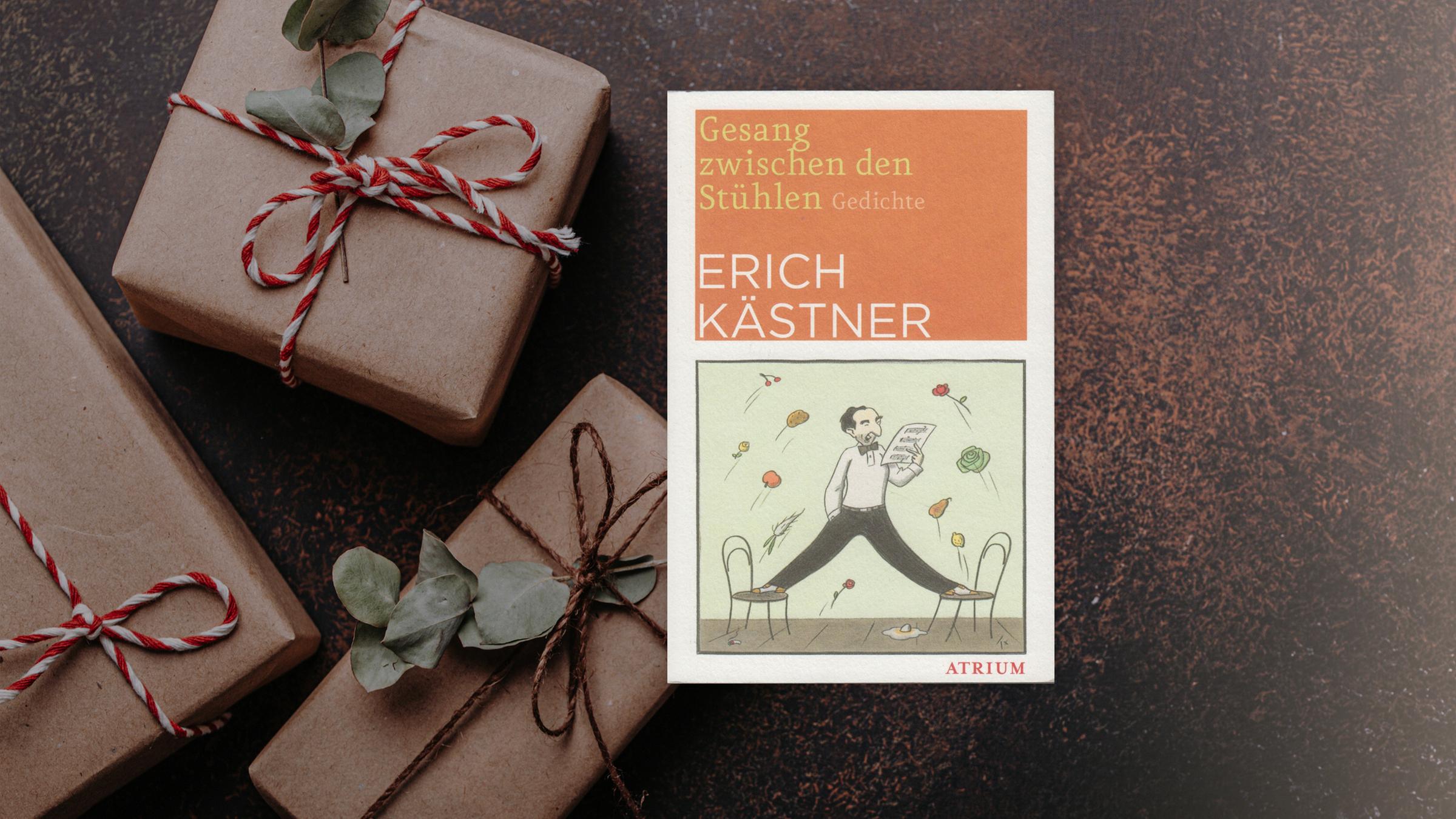 Buchcover von "Gesang zwischen den Stühlen" von Erich Kästner. Im Hintergrund sind braune Päckchen mit weiß-roten Schleifen zu sehen.
