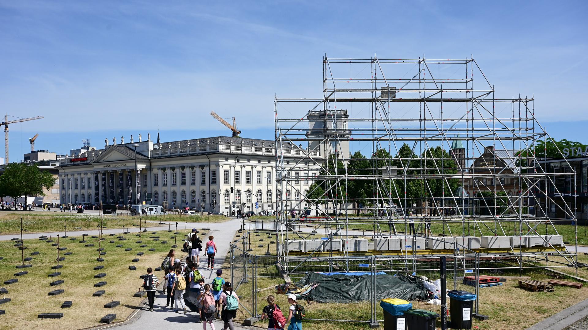 Am Tag nach dem Abhängen des Großbanners People's Justice des indonesischen Künstlerkollektivs Taring Padi bleiben auf dem Friedrichsplatz das leere Gerüst sowie die Ständer für die ebenfalls entfernten Pappfiguren zurück. Am Tag nach dem Abhängen des Großbanners People's Justice des indonesischen Künstlerkollektivs Taring Padi bleiben auf dem Friedrichsplatz das leere Gerüst sowie die Ständer für die ebenfalls entfernten Pappfiguren zurück.