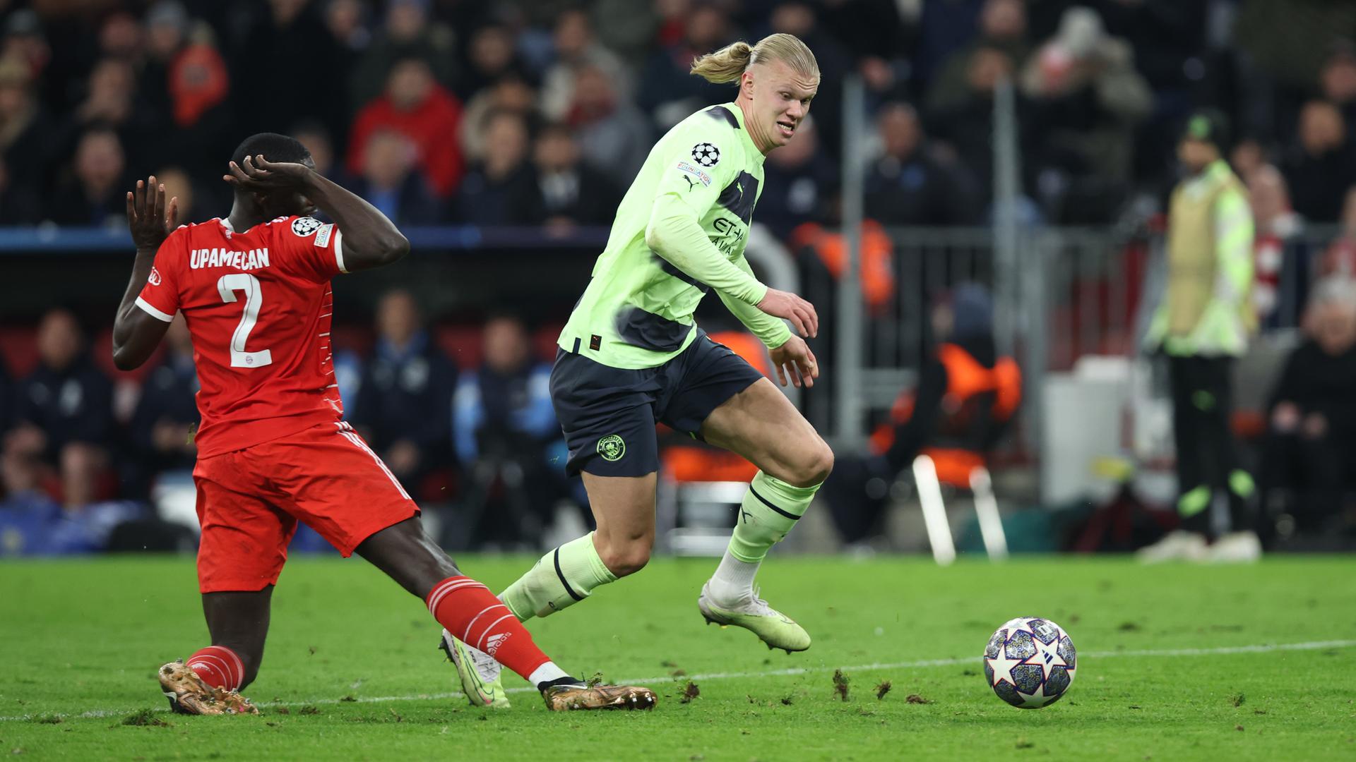 Ein Bild aus dem Spiel von den Bayern gegen Manchester. Zu sehen sind die Spieler Dayot Upamecano von Bayern München und Erling Haaland von Manchester City. Ein Bild aus dem Spiel von den Bayern gegen Manchester. Zu sehen sind die Spieler Dayot Upamecano von Bayern München und Erling Haaland von Manchester City.