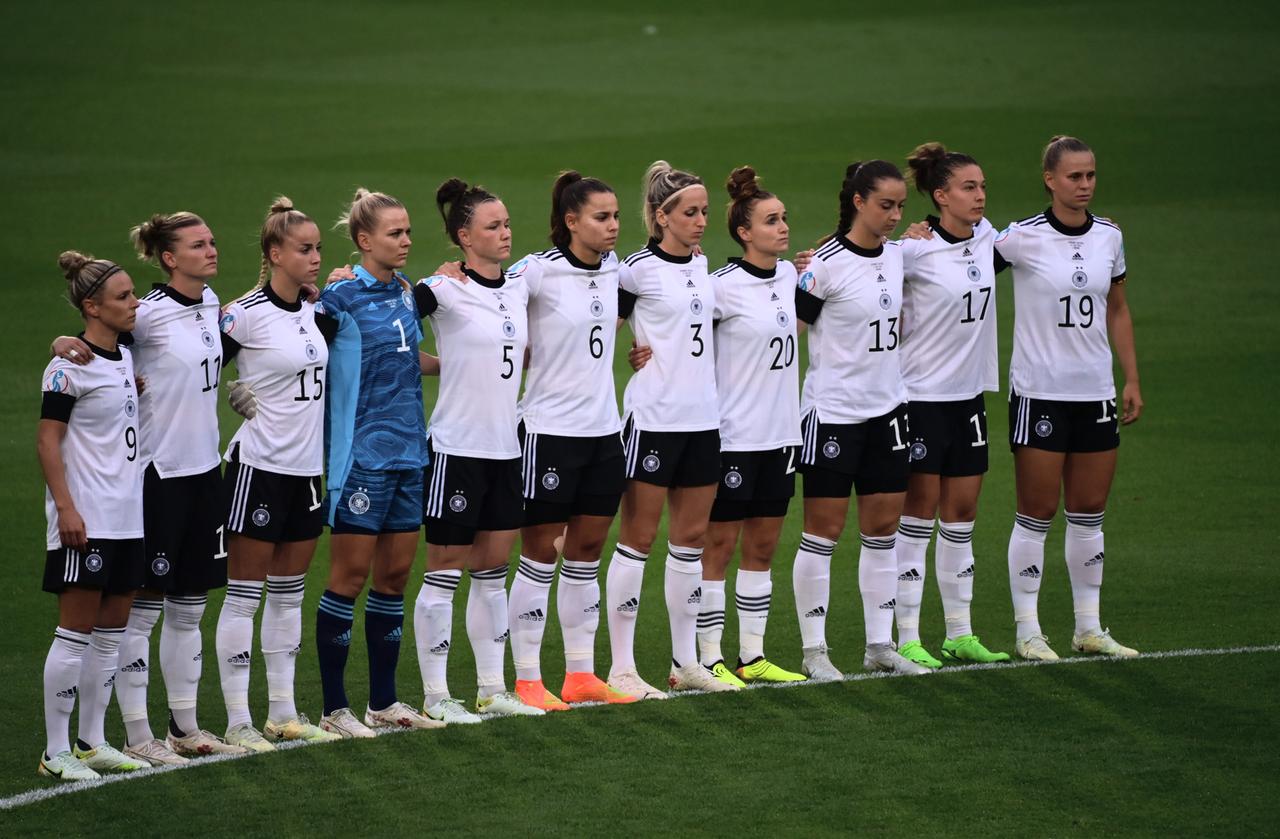 Fußball-Frauen EM 2022: Vor dem Spiel Deutschland - Österreich im Brentford Community Stadium in London Fußball-Frauen EM 2022: Vor dem Spiel Deutschland - Österreich im Brentford Community Stadium in London