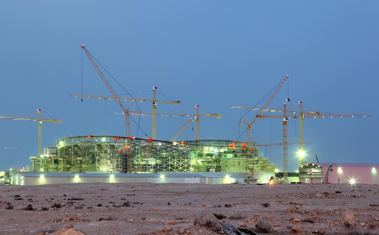 Stadion Baustelle in Katar bei Nacht.