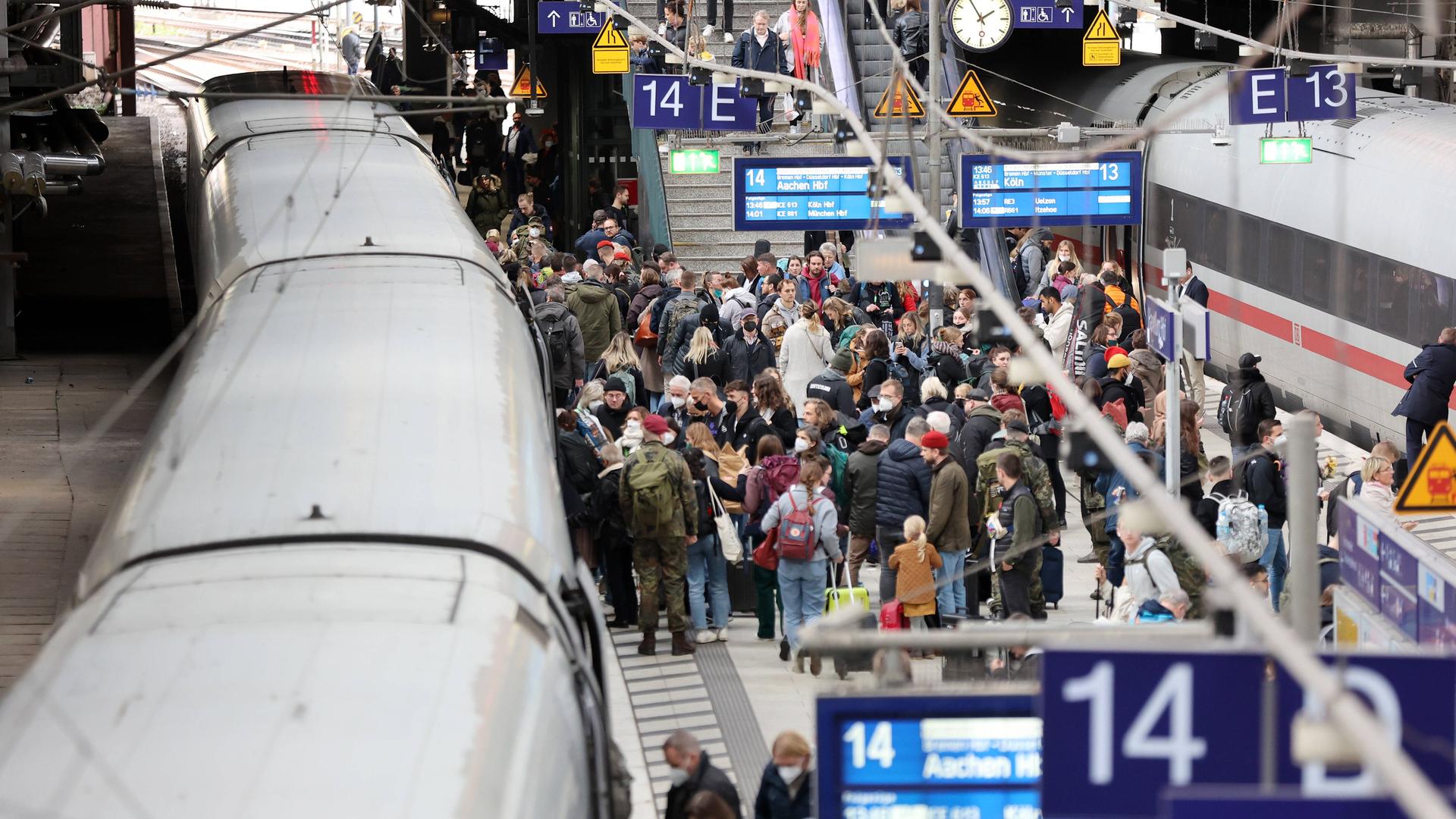 Volle Bahnsteige: Zahlreiche Reisende steigen am Hamburger Hauptbahnhof in einen Zug