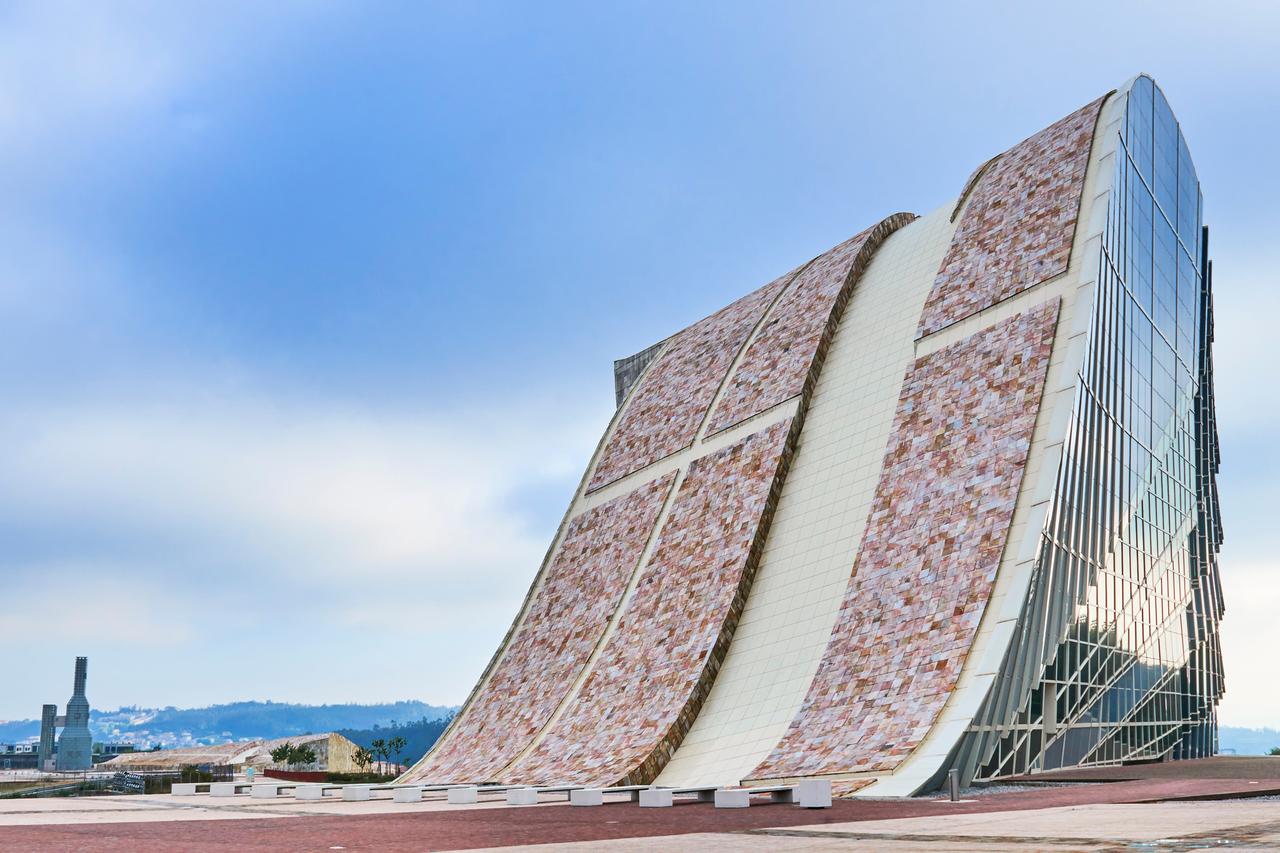 Ein Gebäude mit geschwungenem Dach der City of Culture of Galicia Ein Gebäude mit geschwungenem Dach der City of Culture of Galicia