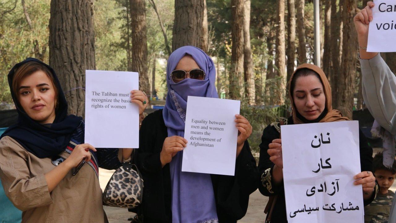 Afghanische Frauem demonstrieren in Kabul im Oktober 2021 für ihr Recht auf Bildung und Arbeit Afghanische Frauem demonstrieren in Kabul im Oktober 2021 für ihr Recht auf Bildung und Arbeit