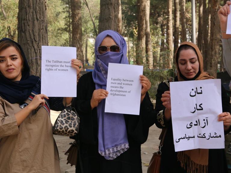 Afghanische Frauem demonstrieren in Kabul im Oktober 2021 für ihr Recht auf Bildung und Arbeit 