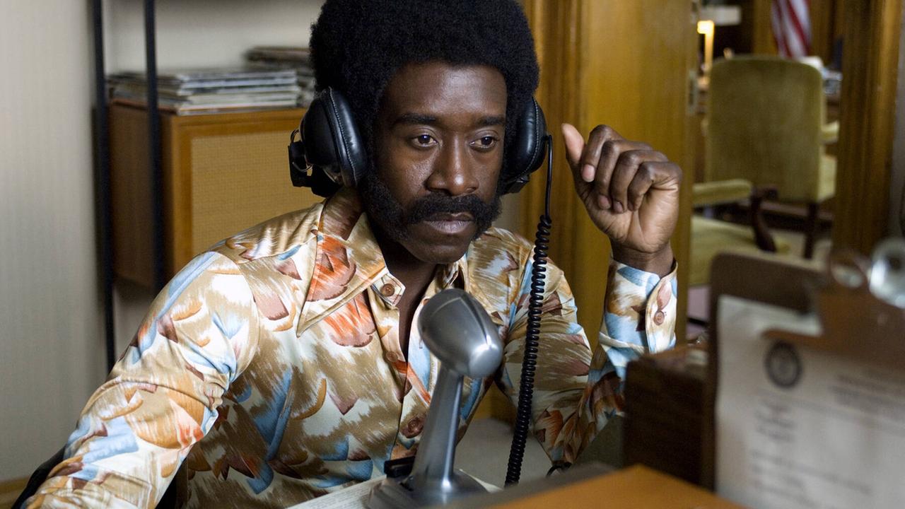 Filmstill aus: "Talk To Me", Don Cheadle als Petey Greene am Radiomikrofon. Regie: Kasi Simmons, 2007. Filmstill aus: "Talk To Me", Don Cheadle als Petey Greene am Radiomikrofon. Regie: Kasi Simmons, 2007.