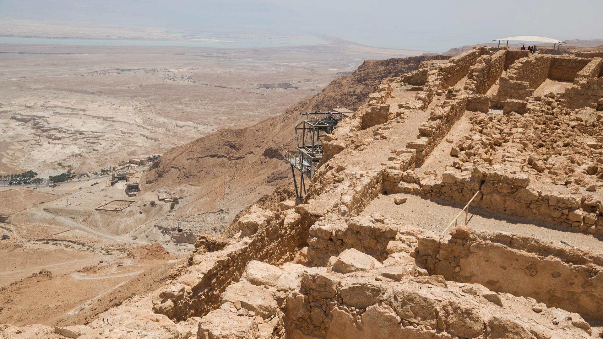 Die Überreste der Felsenfestung Masada in der Wüste von Judäa Die Überreste der Felsenfestung Masada in der Wüste von Judäa