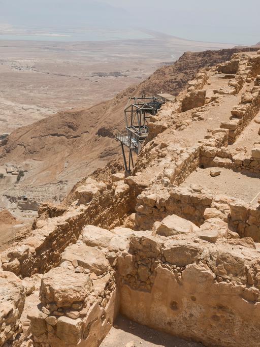 Die Überreste der Felsenfestung Masada in der Wüste von Judäa 