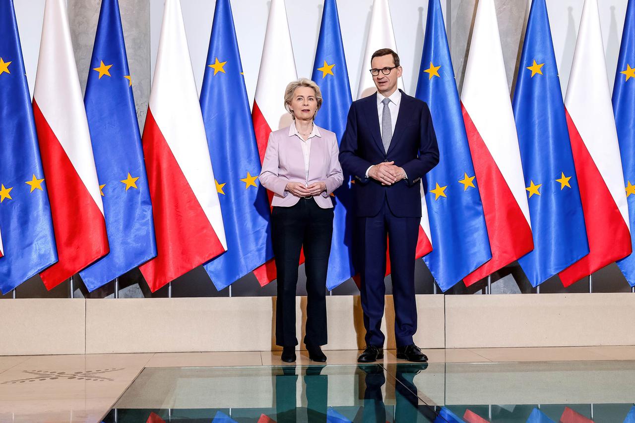 Ursula von der Leyen bei ihrem Besuch in Polen mit Premierminister Mateusz Morawiecki Ursula von der Leyen bei ihrem Besuch in Polen mit Premierminister Mateusz Morawiecki