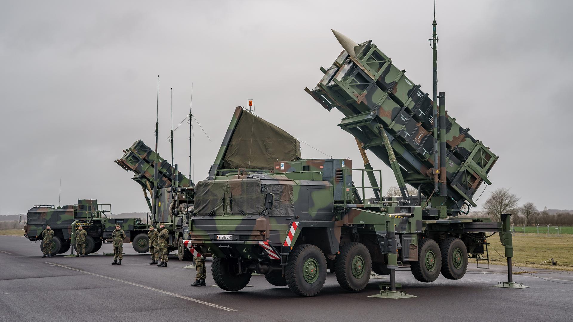 Gefechtsbereite Flugabwehrraketensysteme vom Typ Patriot Gefechtsbereite Flugabwehrraketensysteme vom Typ Patriot