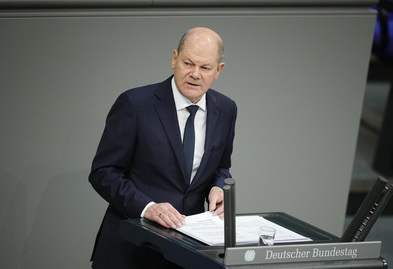 Bundeskanzler Olaf Scholz (SPD) spricht im Bundestag. 