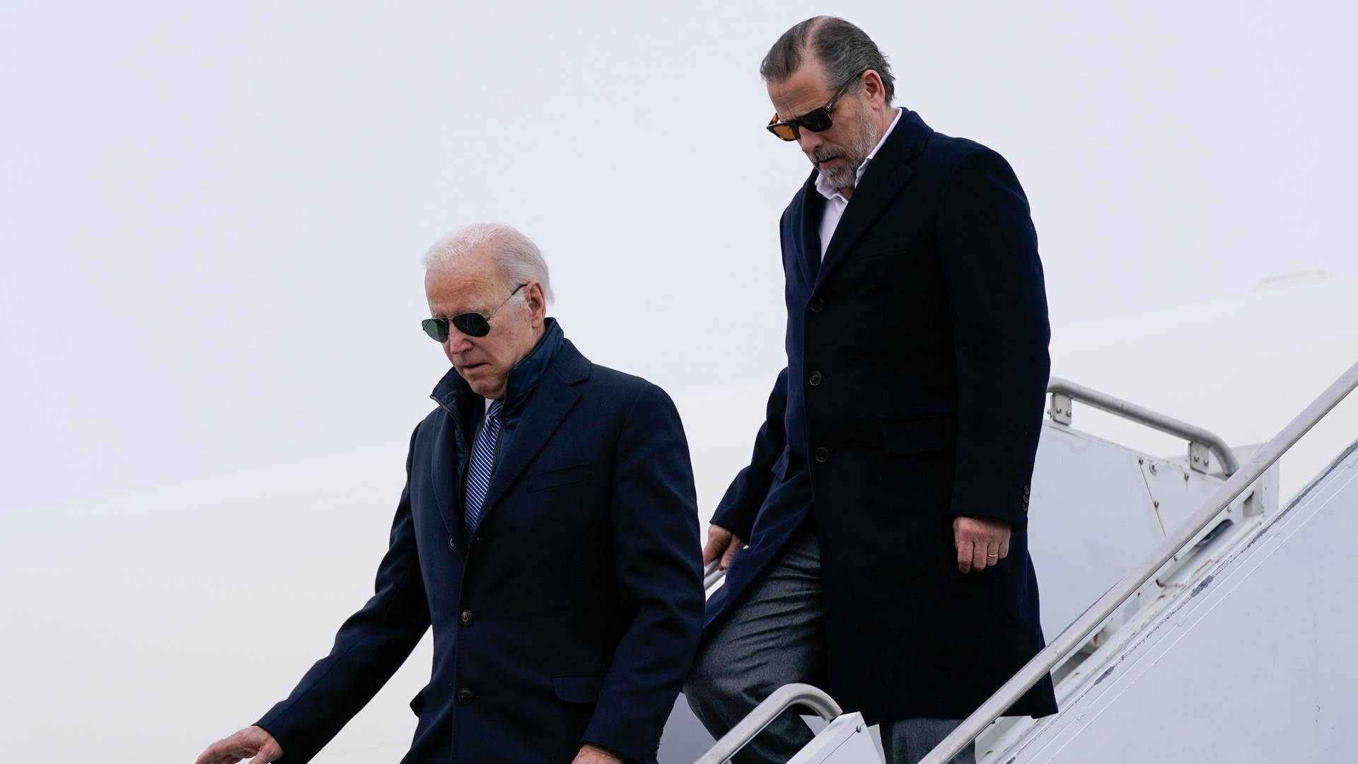 US-Präsident Joe Biden und sein Sohn Hunter Biden steigen aus der Air Force One.