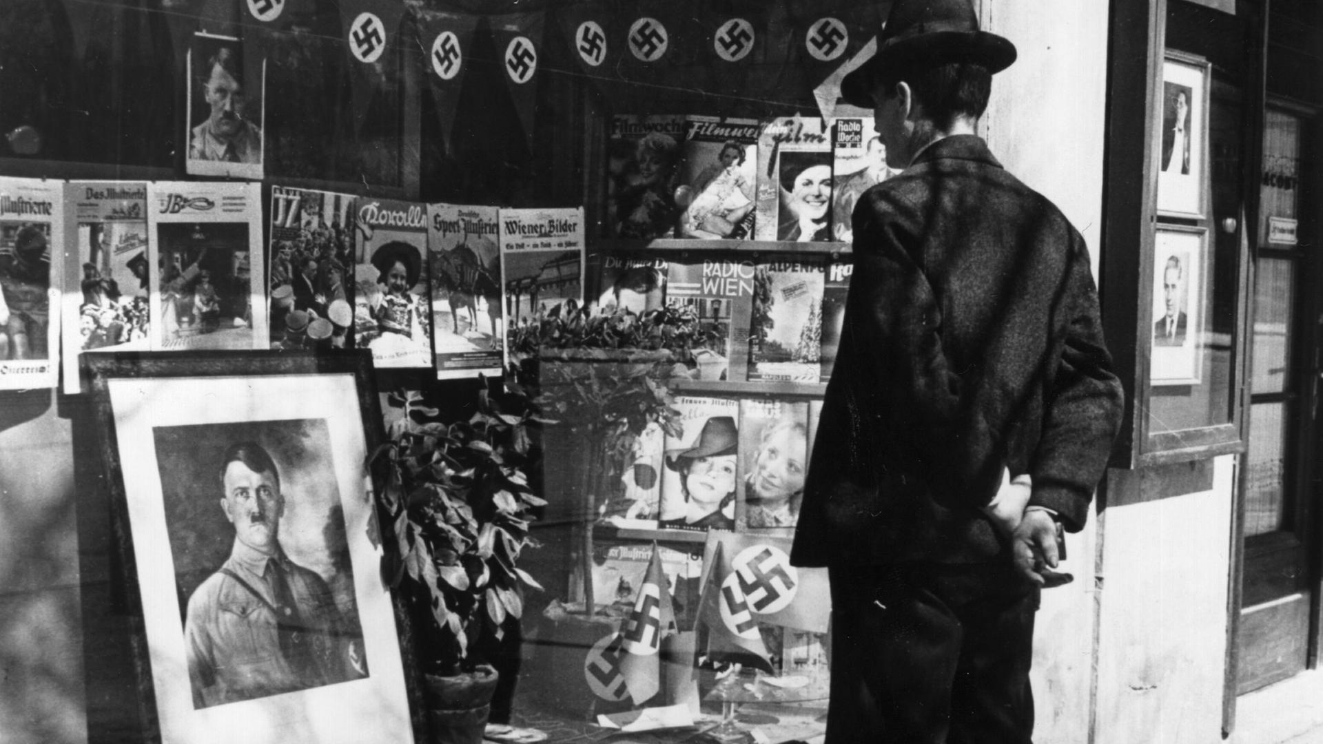 Historische Aufnahme vom 9. April 1938: Ein typisches Propagandaschaufenster in Innsbruck mit Hakenkreuzen und einem Bild des deutschen Diktators Adolf Hitler zur Zeit der österreichischen Volksabstimmung.  