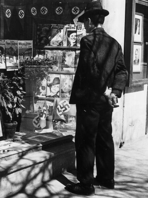 Historische Aufnahme vom 9. April 1938: Ein typisches Propagandaschaufenster in Innsbruck mit Hakenkreuzen und einem Bild des deutschen Diktators Adolf Hitler zur Zeit der österreichischen Volksabstimmung.  