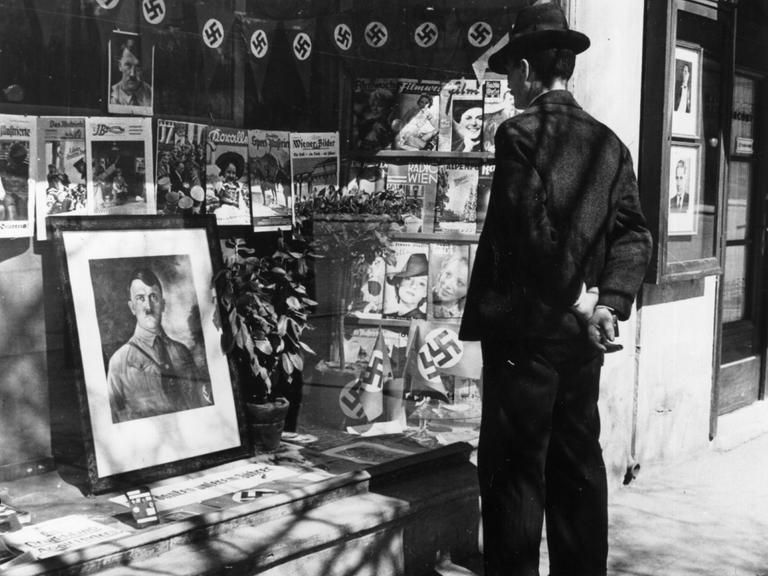 Historische Aufnahme vom 9. April 1938: Ein typisches Propagandaschaufenster in Innsbruck mit Hakenkreuzen und einem Bild des deutschen Diktators Adolf Hitler zur Zeit der österreichischen Volksabstimmung.  