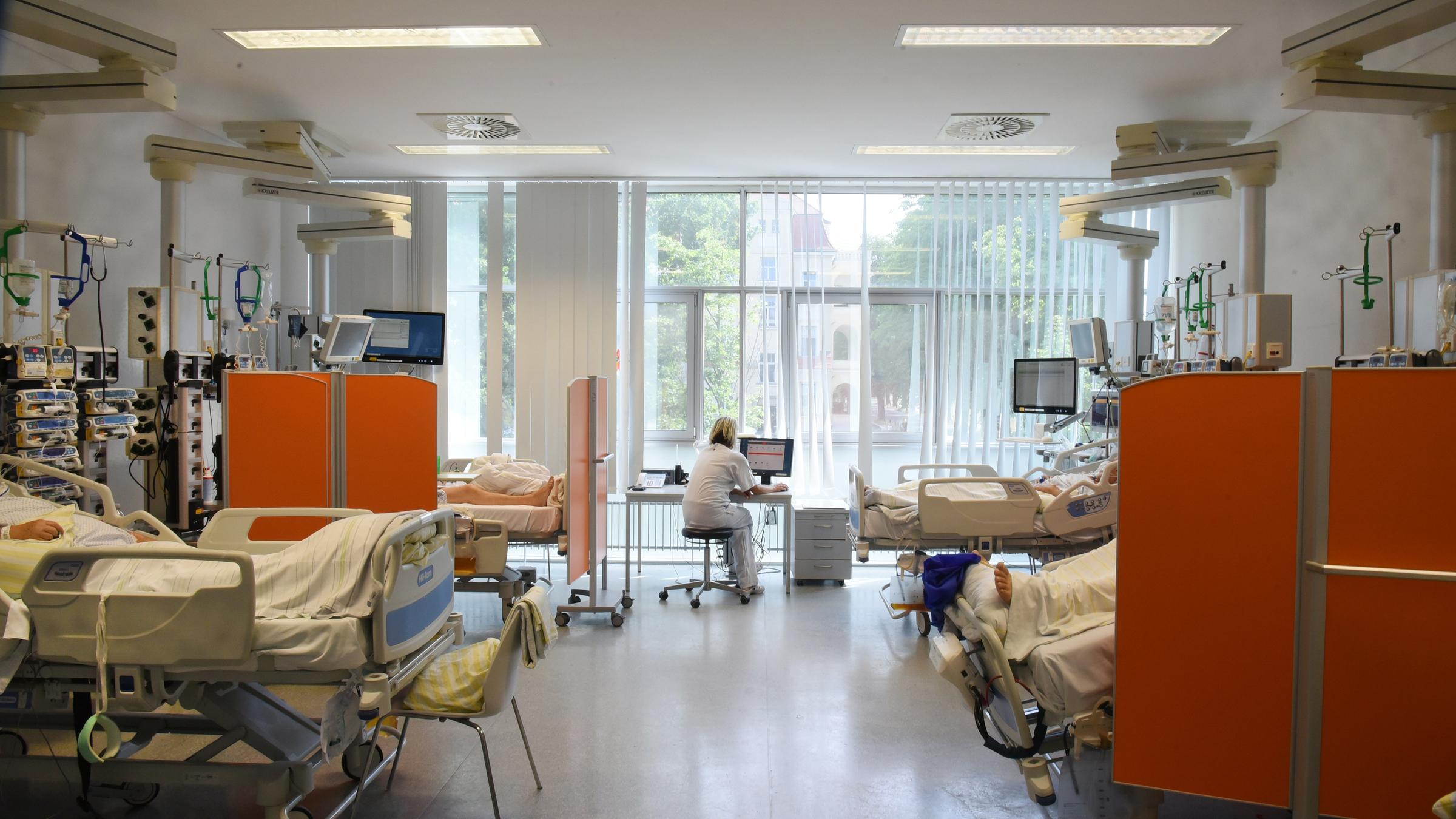 Auf der Intensivtherapie-Station (ITS) im Klinikum St. Georg sitzt eine Mitarbeiterin im Patientenzimmer an einem Computer. Auf der Intensivtherapie-Station (ITS) im Klinikum St. Georg sitzt eine Mitarbeiterin im Patientenzimmer an einem Computer.