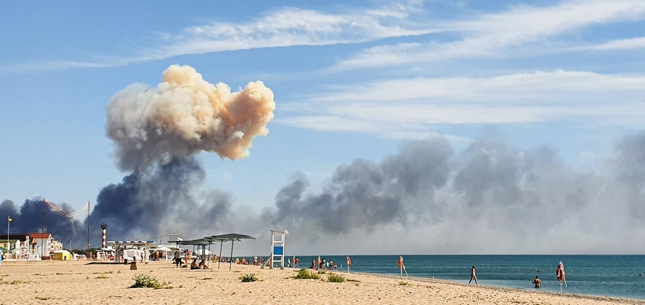 Rauch steigt nach einer Explosion in der Nähe des Dorfes Nowofedorowka auf der annektierten Halbinsel Krim auf. Rauch steigt nach einer Explosion in der Nähe des Dorfes Nowofedorowka auf der annektierten Halbinsel Krim auf.