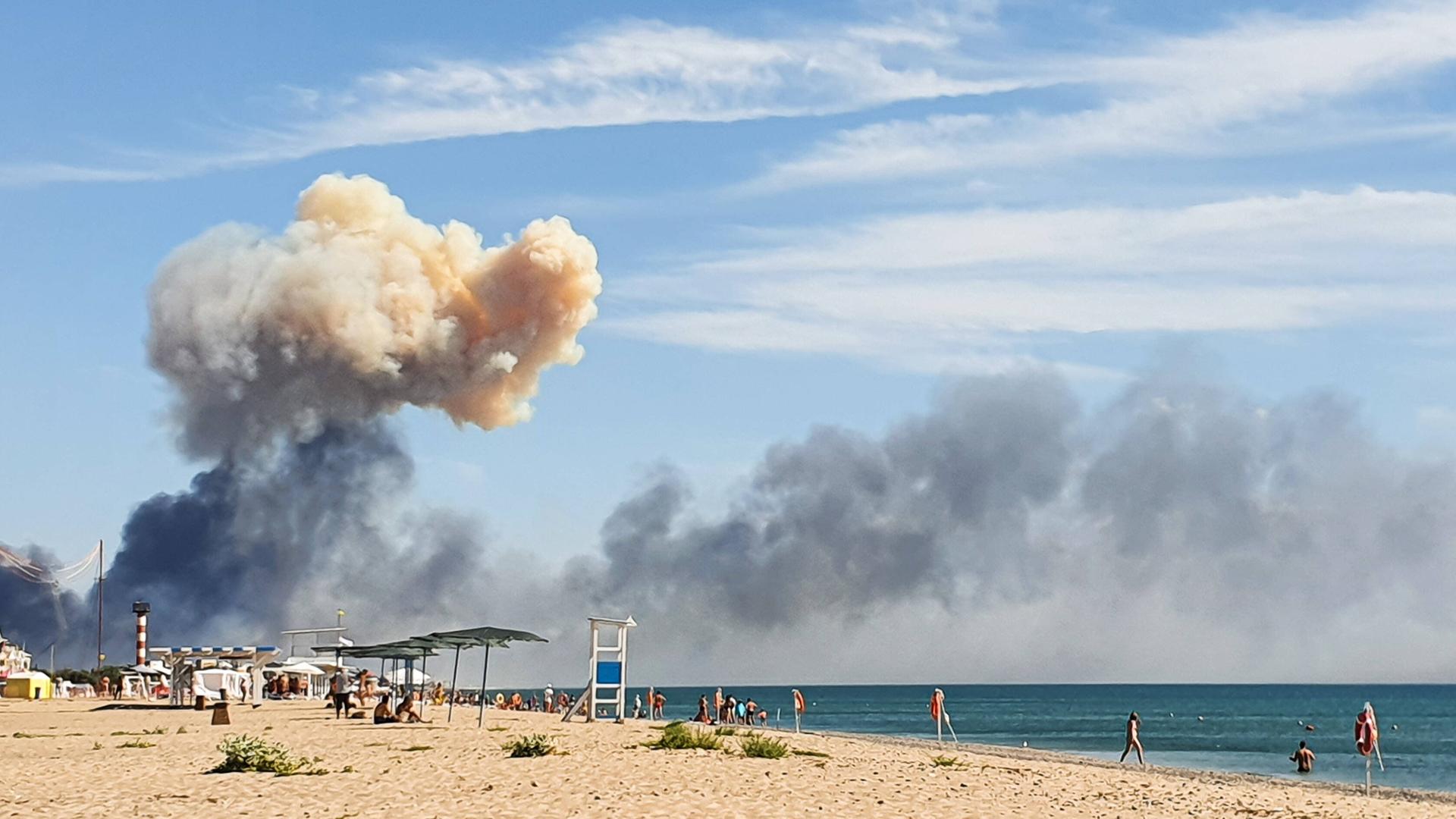 Rauch steigt nach einer Explosion in der Nähe des Dorfes Nowofedorowka auf der annektierten Halbinsel Krim auf. Rauch steigt nach einer Explosion in der Nähe des Dorfes Nowofedorowka auf der annektierten Halbinsel Krim auf.