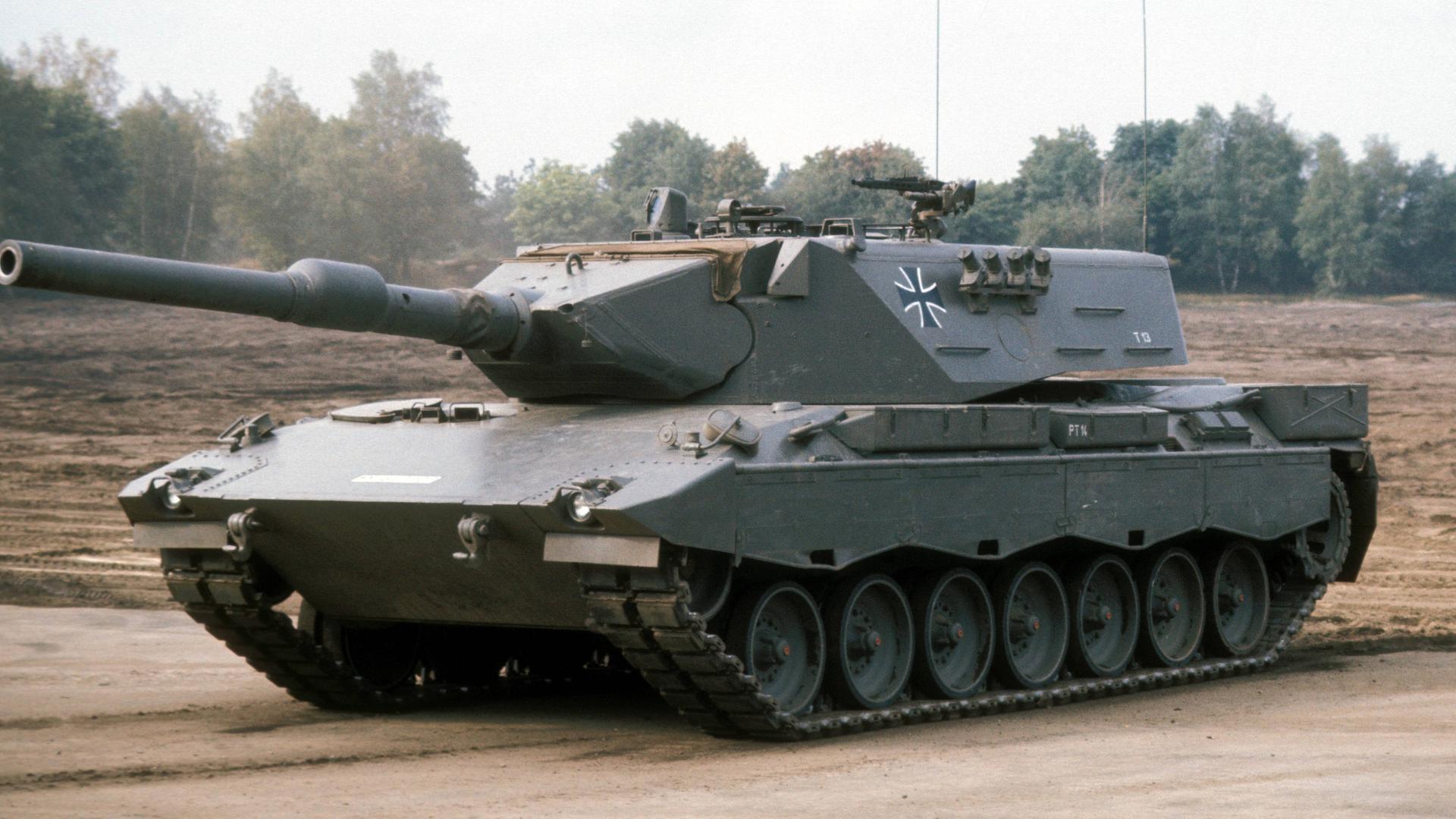 Leopold 2-Kampfpanzer der Deutschen Bundeswehr während eines Militärmanövers Leopold 2-Kampfpanzer der Deutschen Bundeswehr während eines Militärmanövers
