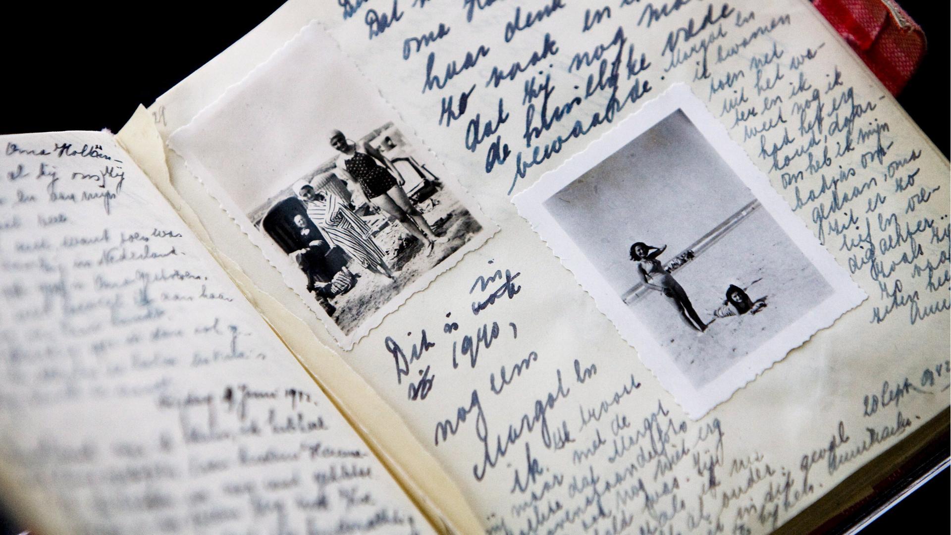 Großaufnahme eines handschriftlich gefüllten Notizbuches, in das Fotos eingeklebt wurden.