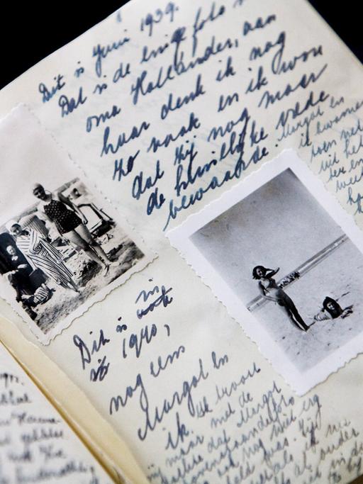Großaufnahme eines handschriftlich gefüllten Notizbuches, in das Fotos eingeklebt wurden.