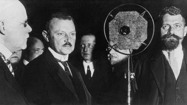 Die Anfänge des Rundfunks in Deutschland: Reichskanzler Wilhelm Marx hält 1923 die erste Weihnachtsansprache über den Rundfunk
