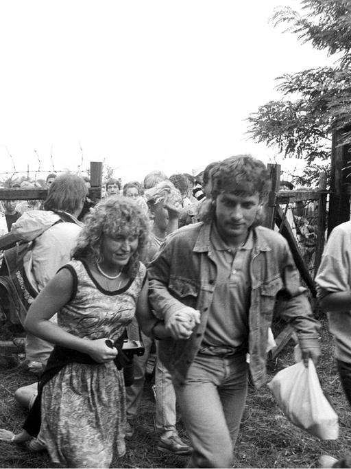 DDR-Flüchtlinge überqueren die Grenze von Ungarn nach Österreich in St. Margarethen, 19. August 1989.