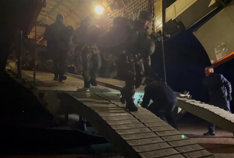 Veröffentlichung des russischen Verteidigungsministeriums: Russischen Luftlandetruppen kommen als Teil der Friedenstruppen der Organisation des Vertrags über kollektive Sicherheit (OVKS) in Kasachstan an Veröffentlichung des russischen Verteidigungsministeriums: Russischen Luftlandetruppen kommen als Teil der Friedenstruppen der Organisation des Vertrags über kollektive Sicherheit (OVKS) in Kasachstan an