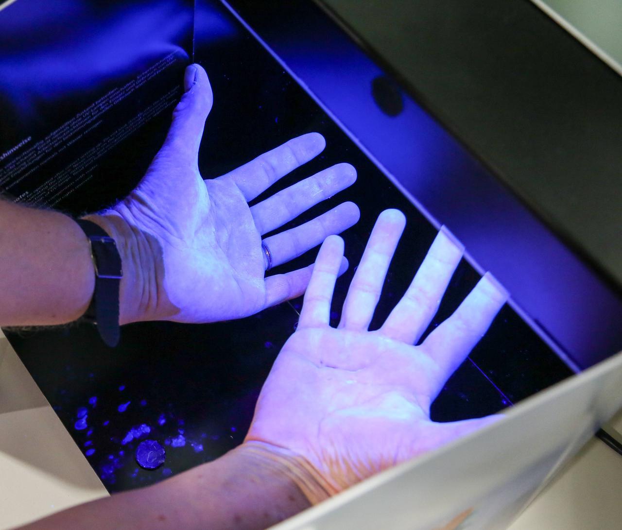 Krankenhaushygiene in einem Bonner Krankenhaus: UV Licht macht Verschmutzungen an den Händen sichtbar. Krankenhaushygiene in einem Bonner Krankenhaus: UV Licht macht Verschmutzungen an den Händen sichtbar.