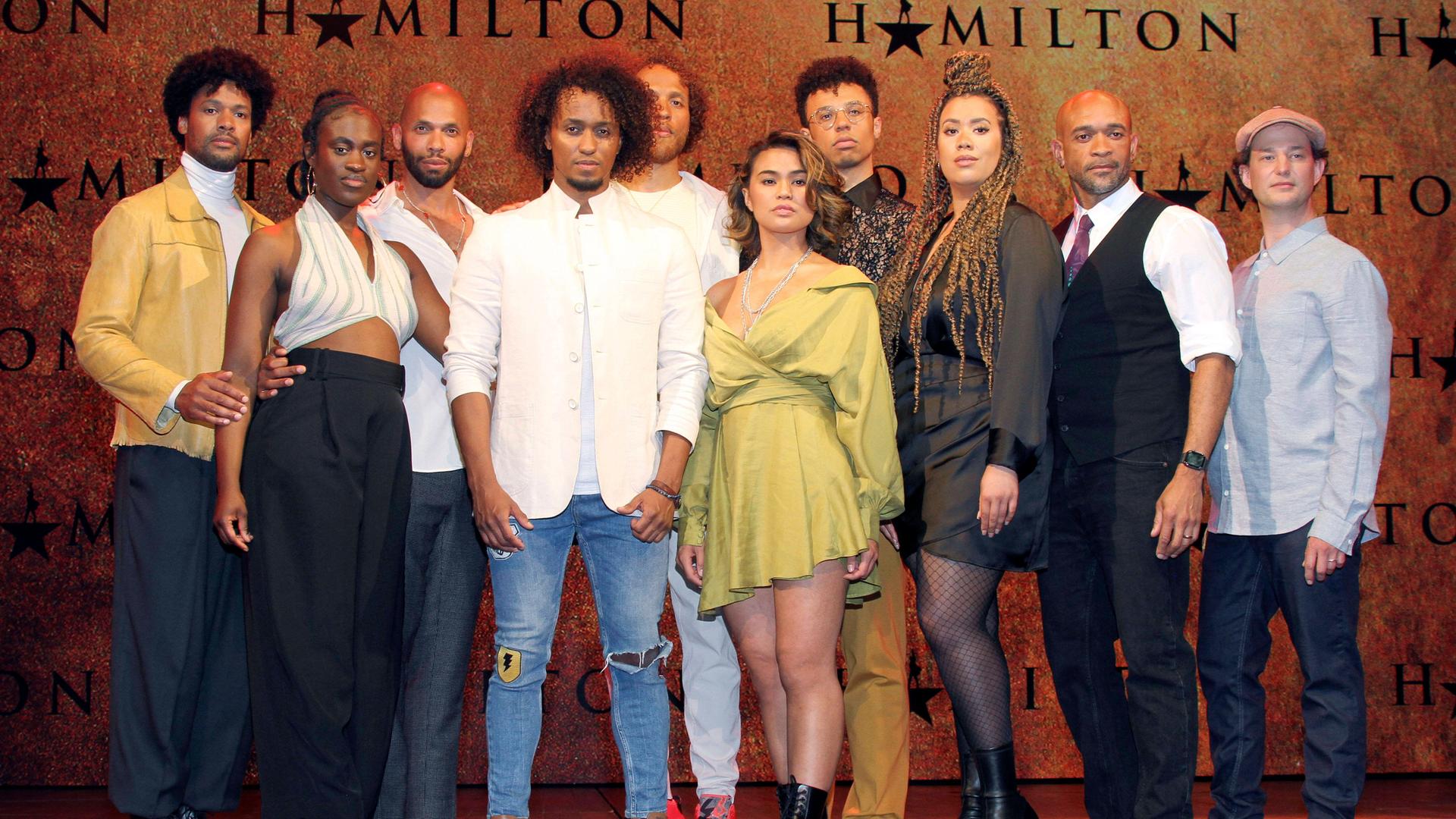 Der Cast bestehend aus Daniel Dodd-Ellis, Ivy Quainoo, Gino Emnes, Benet Monteiro, Redchild, Mae Ann Jorolan, Oliver Edward, Chasity Elaine Crisp, Charles Simmons und Jan Kersjes gemeinsam auf der Bühne bei der Präsentation des Musicals Hamilton im Stage Theater Operettenhaus in Hamburg. Der Cast bestehend aus Daniel Dodd-Ellis, Ivy Quainoo, Gino Emnes, Benet Monteiro, Redchild, Mae Ann Jorolan, Oliver Edward, Chasity Elaine Crisp, Charles Simmons und Jan Kersjes gemeinsam auf der Bühne bei der Präsentation des Musicals Hamilton im Stage Theater Operettenhaus in Hamburg.