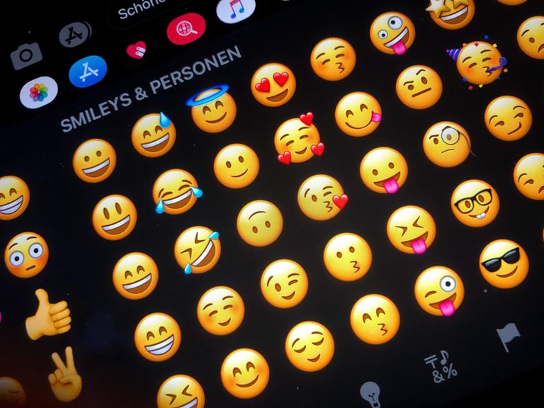 Verschiedene Emojis sind auf einem Tablet zu sehen.