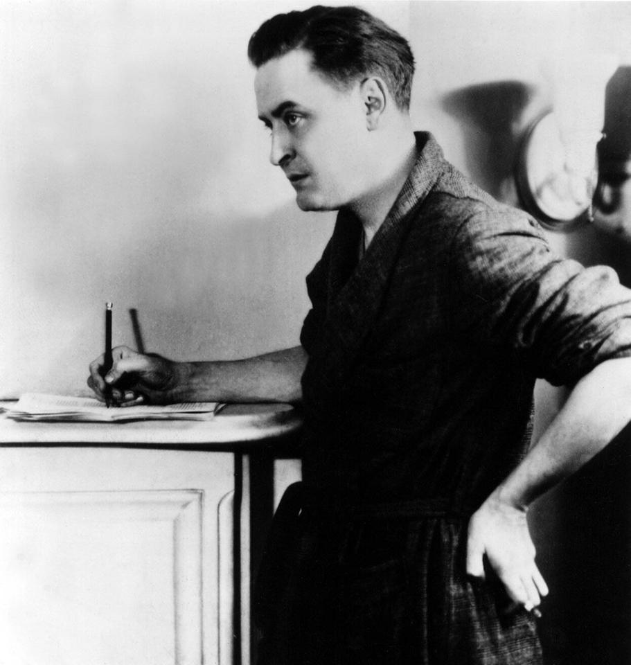 Der Schriftsteller F. Scott Fitzgerald an seinem Schreibtisch