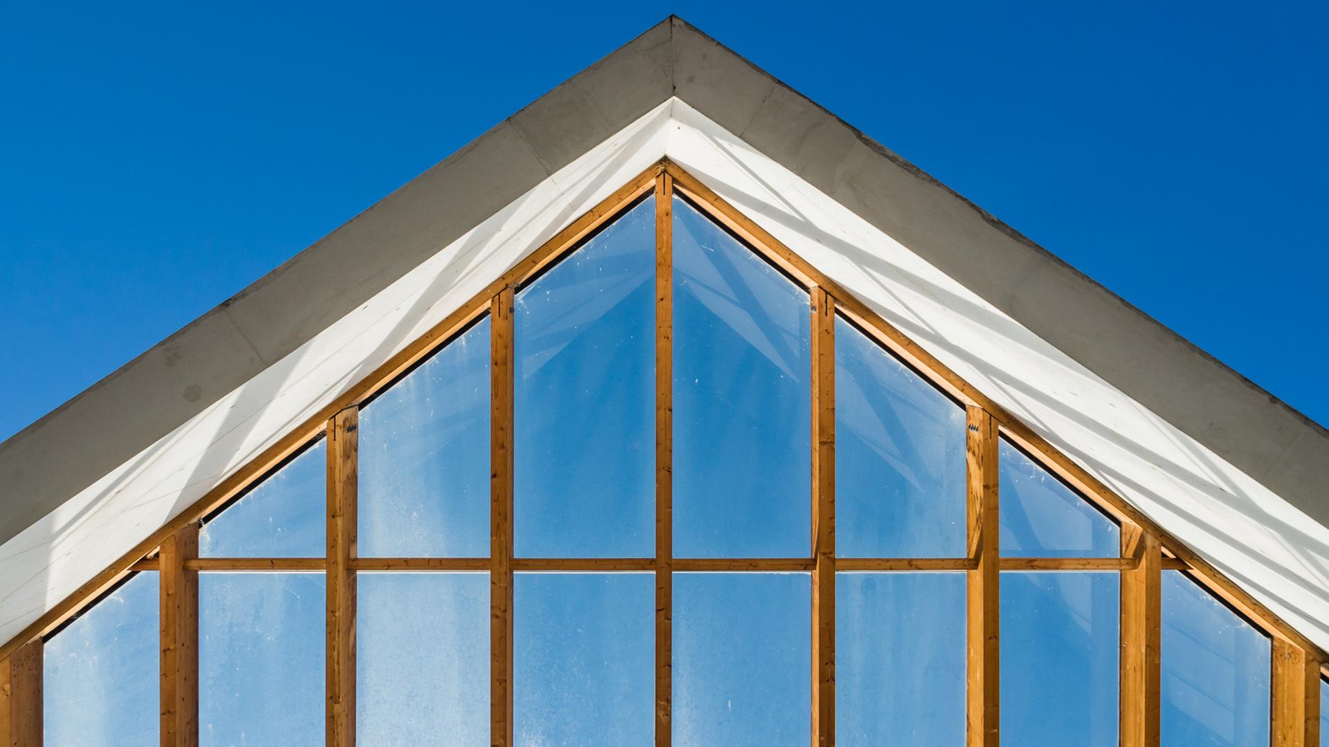 Ist Holz als Baustoff eine Alternative zu Beton? Zu sehen: Ansicht eines nicht fertigen Dachfensters aus Holz. Ist Holz als Baustoff eine Alternative zu Beton? Zu sehen: Ansicht eines nicht fertigen Dachfensters aus Holz.